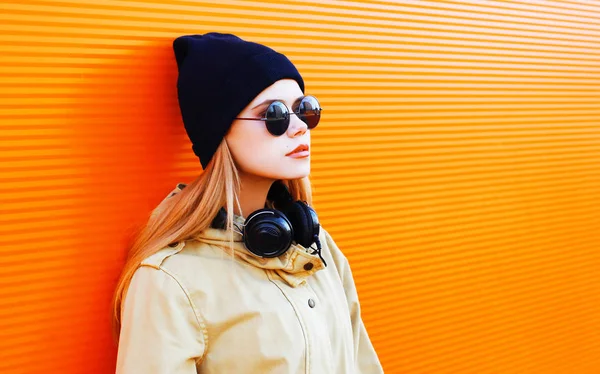 Fashion portrait blonde woman with headphones, sunglasses and bl — Stock Photo, Image