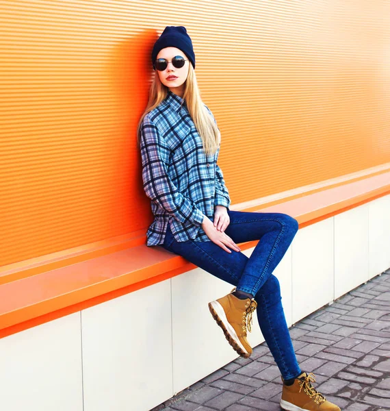 Mode portrait femme blonde modèle en ville posant sur un coloré — Photo