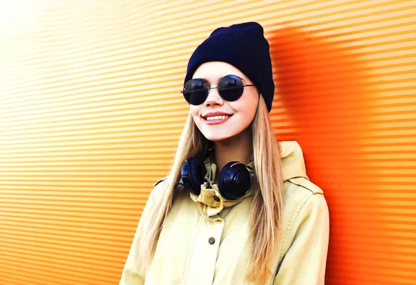 Retrato de moda mujer rubia feliz con auriculares, gafas de sol —  Fotos de Stock