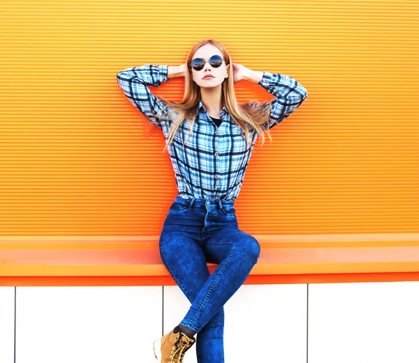 Moda chica rubia bonita posando sobre un fondo naranja colorido —  Fotos de Stock