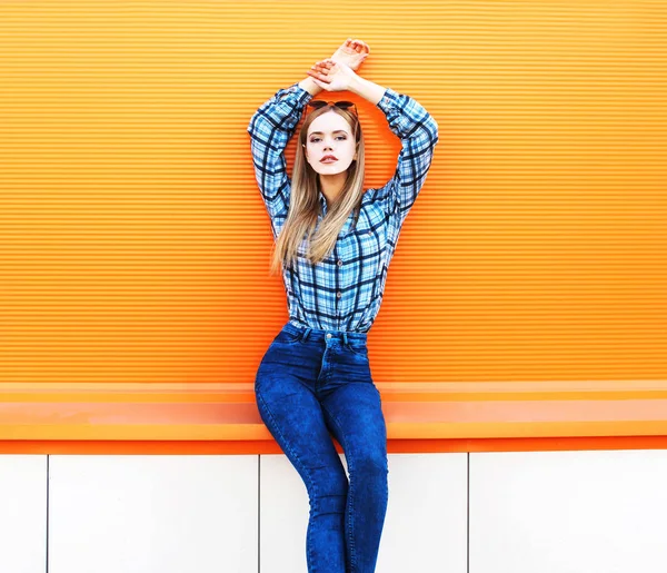Mode schöne blonde schlanke Frau posiert auf einem bunten orange — Stockfoto