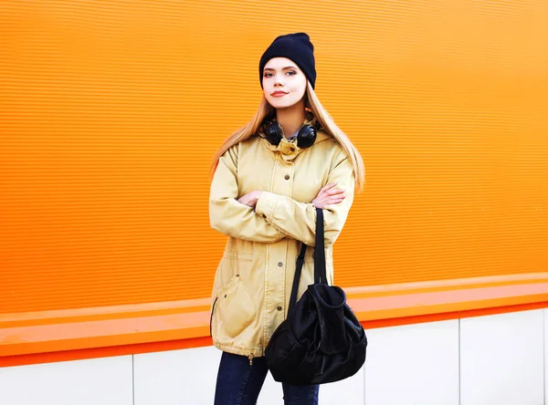 色鮮やかなオレンジ色の背景上の都市のファッションかなりブロンドの女性 — ストック写真