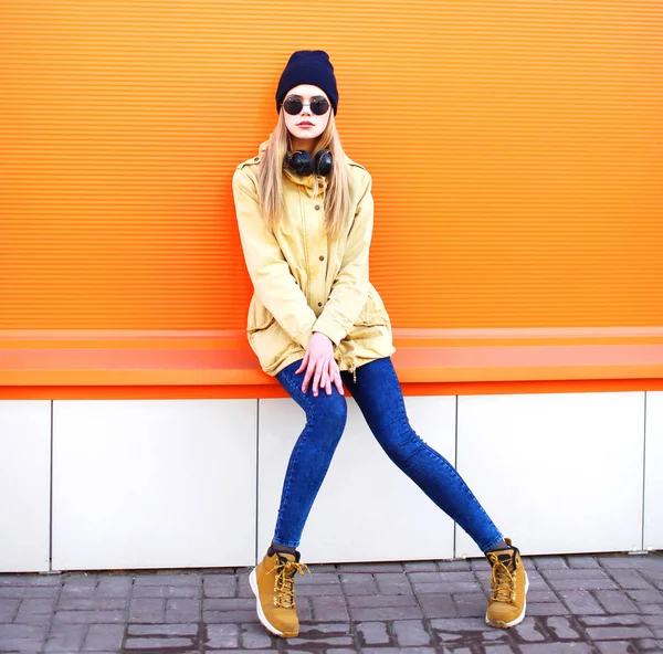 Moda mulher loira bonita em um fundo colorido laranja em c — Fotografia de Stock