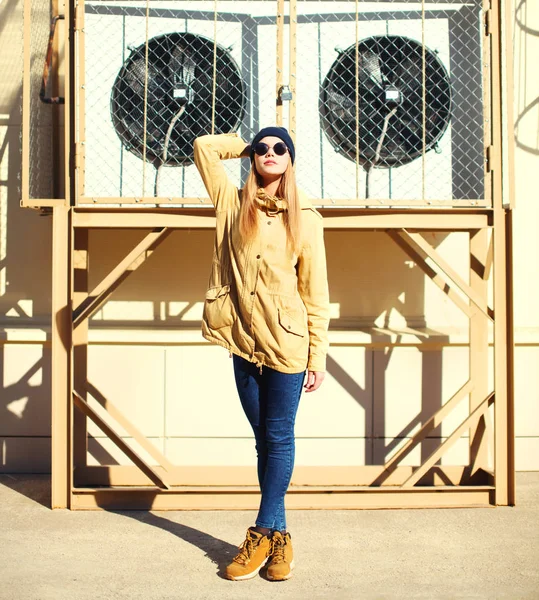 Mode hübsche blonde Frau posiert über städtischen Hintergrund — Stockfoto
