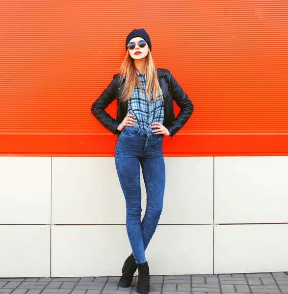 Moda mulher loira bonita posando em estilo rock preto sobre vermelho — Fotografia de Stock