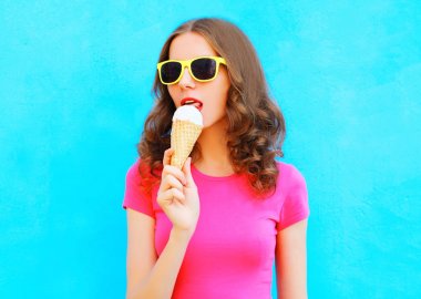 Kadın moda portre renkli mavi ba üzerinde dondurma çalışıyor