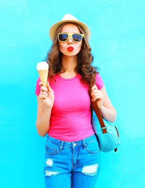 Moda fresca mujer joven con helado sobre el respaldo azul colorido —  Fotos de Stock