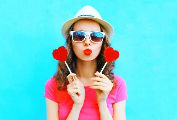 Moda retrato mulher soprando lábios com dois pirulito vermelho forma — Fotografia de Stock