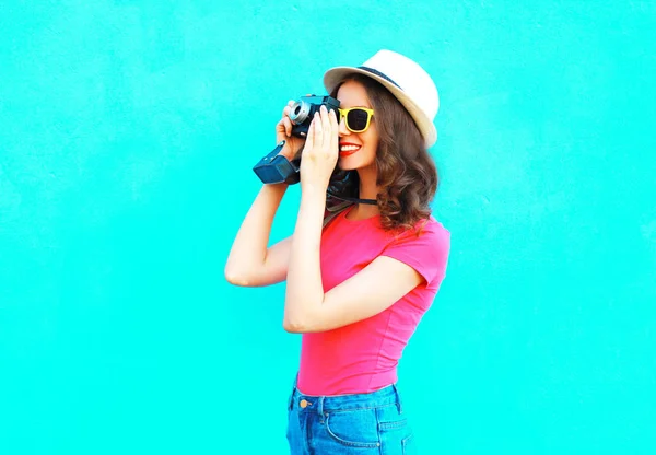 Fashion pretty woman taking picture wearing straw summer hat, su — Stock Photo, Image