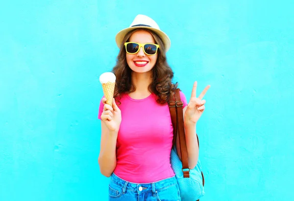Mody uśmiechający się młoda kobieta z lodami na sobie słomy ha — Zdjęcie stockowe