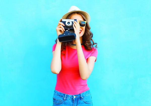 Fashion woman taking picture wearing straw summer hat, sunglasse — Stock Photo, Image