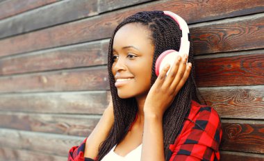 Moda portre gülümseyen kulaklık ile Afrika kadın mutlu olduğunu 