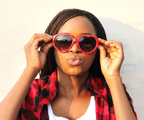 Närbild porträtt ganska unga afrikanska kvinnan i röda solglasögon ha — Stockfoto