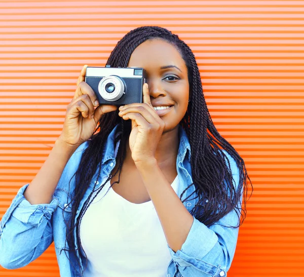Régi vintage kamera boldog mosolygó afrikai nő portréja — Stock Fotó