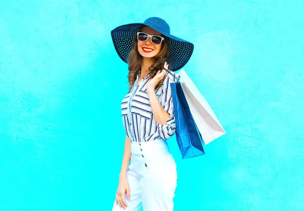 Fashion portrait young smiling woman wearing a shopping bags, st — Stock Photo, Image