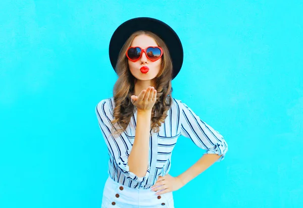 Retrato de moda mujer bonita con labios rojos es envía un beso de aire — Foto de Stock