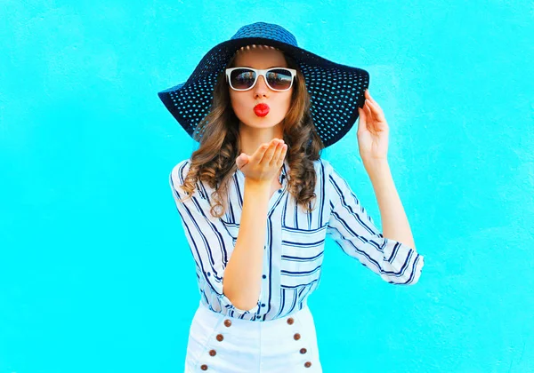 Moda retrato mulher bonita em palha chapéu de verão é envia um ai — Fotografia de Stock