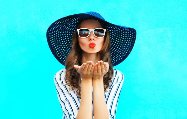 Retrato de moda mulher bonita com lábios vermelhos é envia um beijo de ar — Fotografia de Stock