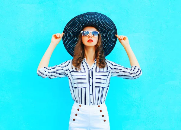 Retrato de moda de mujer joven con sombrero de paja posando en la ciudad —  Fotos de Stock