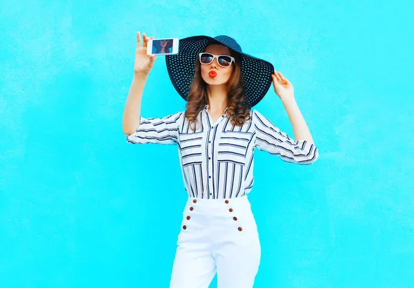 Модна молода жінка робить фотографію на смартфоні в — стокове фото