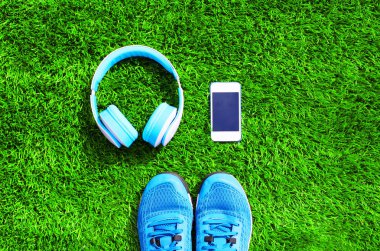 Bir kulaklık mavi ve beyaz smartphone ile spor spor ayakkabı ayakkabı