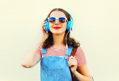 Moda yaşam tarzı mutlu kadın portresi müzik dinler olduğunu