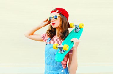 Bir kaykay üzerinde whit ile güzel kız moda portre