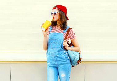 Güzel kız moda içecekler bir suyu bardaktan üzerinde beyaz backgr