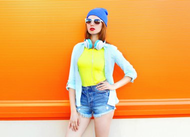 Üzerinde renkli portakal geri şehirde moda genç ve güzel kadın