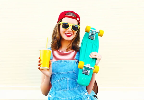Модный портрет счастливой улыбающейся девушки с чашкой сока — стоковое фото