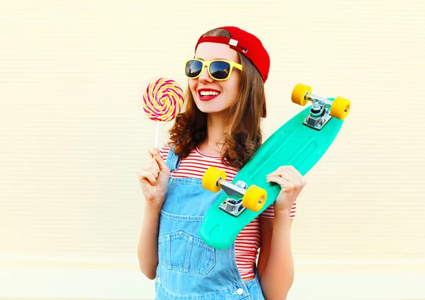 Retrato de moda muito legal sorridente menina com um pirulito e sk — Fotografia de Stock