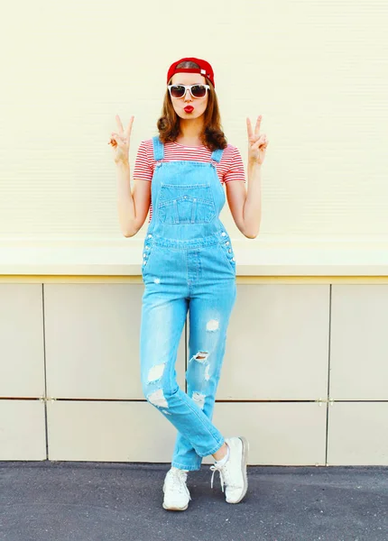 Mode ganska ung kvinna som bär en denim jumpsuit över vita b — Stockfoto