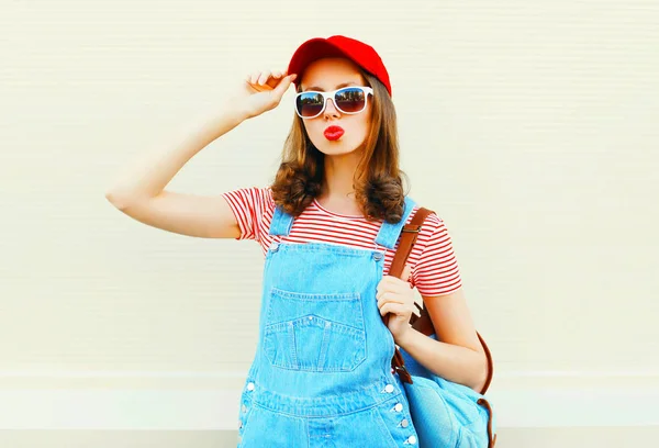 Mode ung vacker kvinna som bär en denim jumpsuit med basebal — Stockfoto