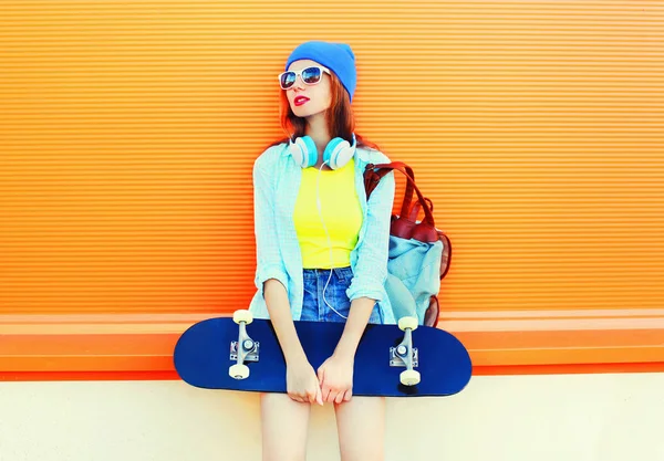 Mode jonge vrouw is een skateboard bedrijf in de stad over col — Stockfoto