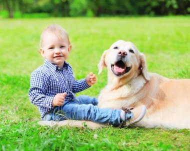 Mutlu küçük çocuk çocuk ve Golden Retriever köpek getirmek oturuyor