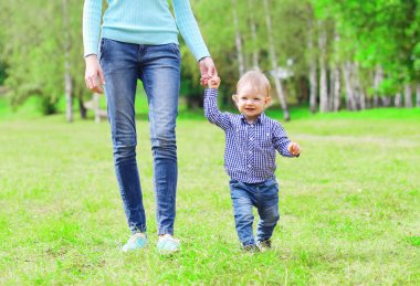 Mutlu anne ve çocuk dolaşıyor birlikte açık havada bir yaz 