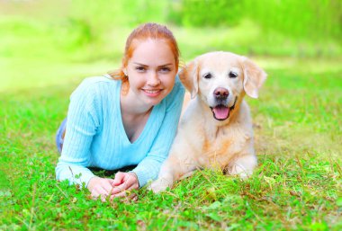 Ben köpek mutlu gülümseyen sahibi kadın ve Golden Retriever portre
