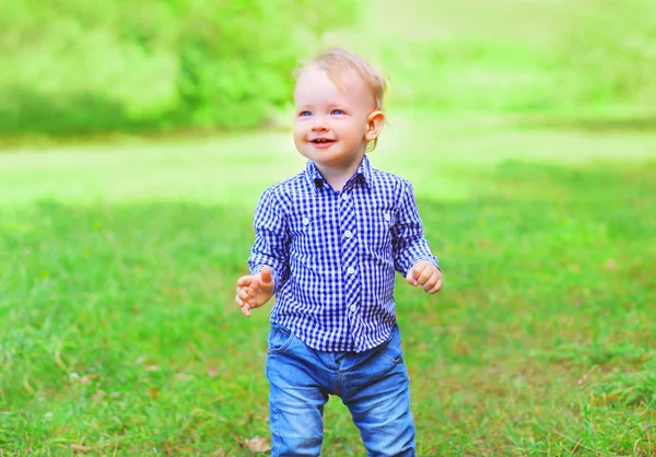 Šťastný veselý usměvavý chlapec dítě venku se baví na částku — Stock fotografie