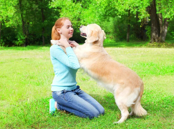 Mulher proprietário feliz está treinando seu cão Golden Retriever no gr — Fotografia de Stock
