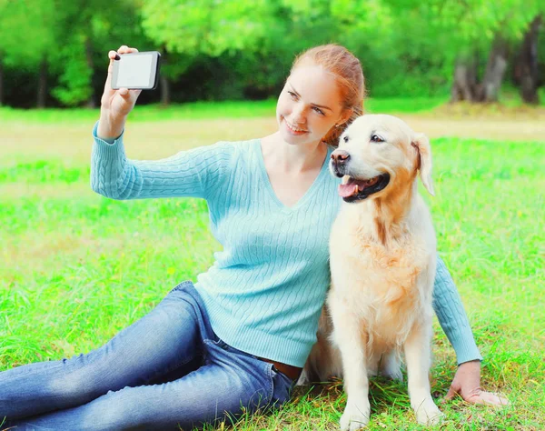 Feliz propietario mujer con Golden Retriever perro está tomando foto se —  Fotos de Stock