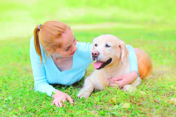 Boldog, mosolygós nő tulajdonosa és a Golden Retriever kutya hazudik a t — Stock Fotó