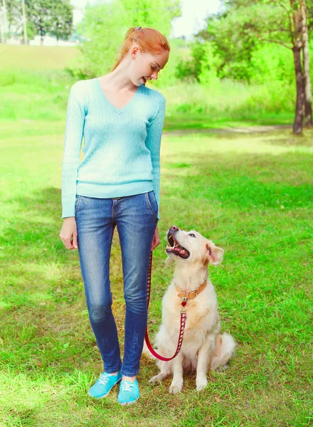 Vrouw van de eigenaar en Golden Retriever hond zijn blik op iedere andere wandeling — Stockfoto