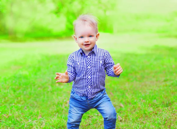Portrét šťastný veselý usměvavý chlapec venku se baví — Stock fotografie
