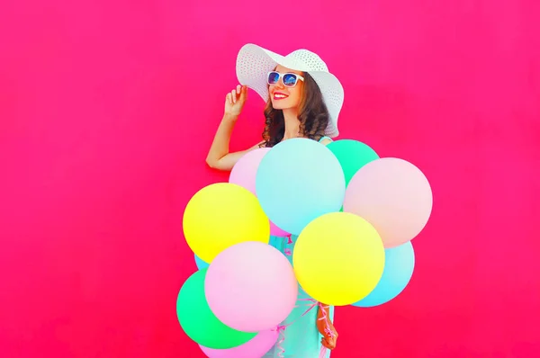 Moda mujer bastante sonriente feliz con un aire globos de colores — Foto de Stock