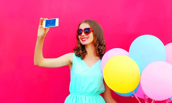 Moda mulher sorrindo tirar uma foto em um smartphone com um — Fotografia de Stock