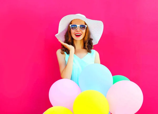 Moda joven mujer se sorprende con un aire colorido globos i — Foto de Stock