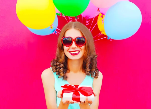 Porträtt glada leende kvinna håller i händerna en presentbox en en — Stockfoto