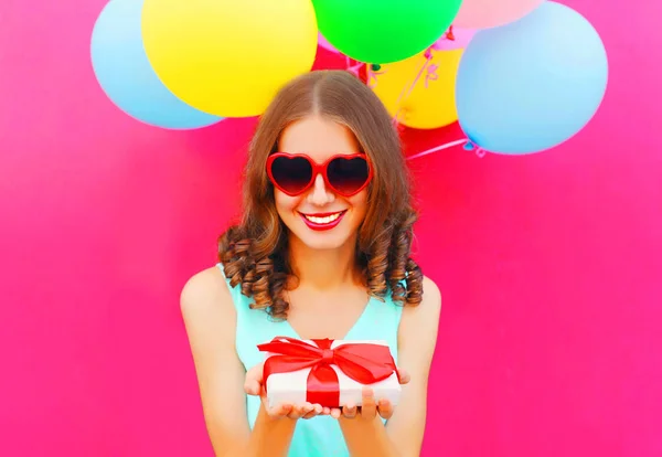 Ritratto felice sorridente giovane donna tiene in mano una scatola regalo ove — Foto Stock