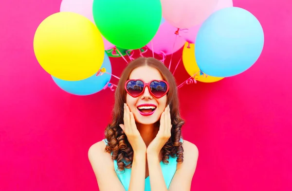 Porträt glücklich lächelnde junge Frau amüsiert sich über eine Luftmatratze — Stockfoto