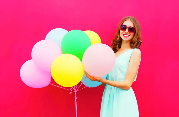 Feliz sonriente joven mujer con un aire colorido globos tener f —  Fotos de Stock